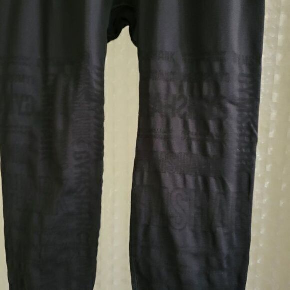 3 / $30 Gymshark Leggings Medium Black Allover Logo AOP High Waist Cropped‎ 26" - Picture 3 of 7